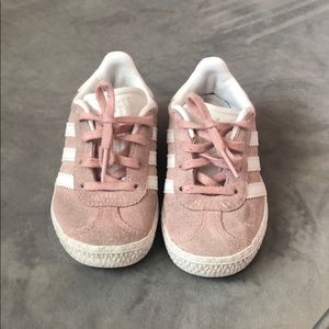 Kids light pink addidas